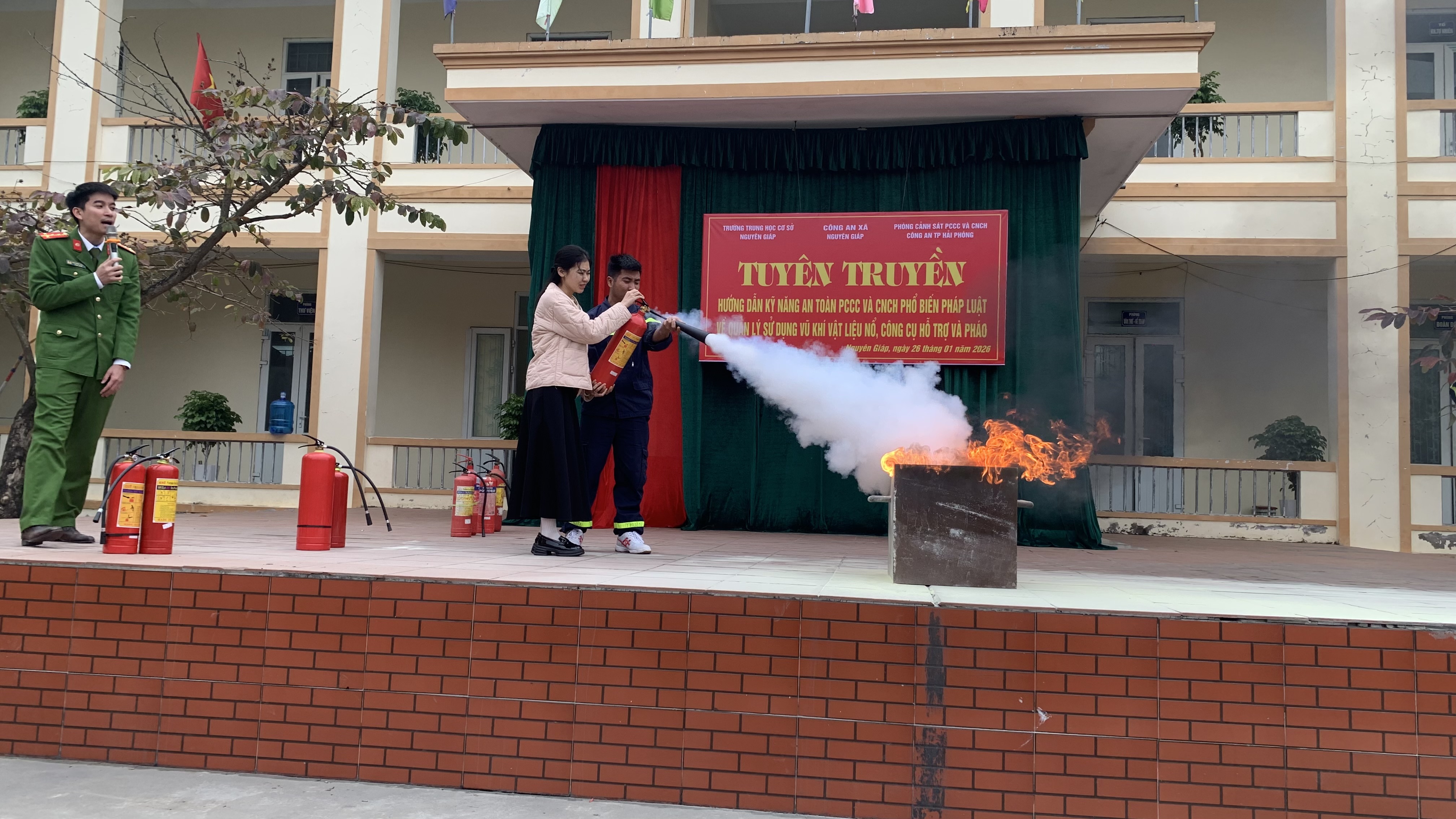 Công an xã Nguyên Giáp: Tuyên truyền pháo nổ và hướng dẫn kỹ năng an toàn PCCC cho Trường THCS Nguyên Giáp